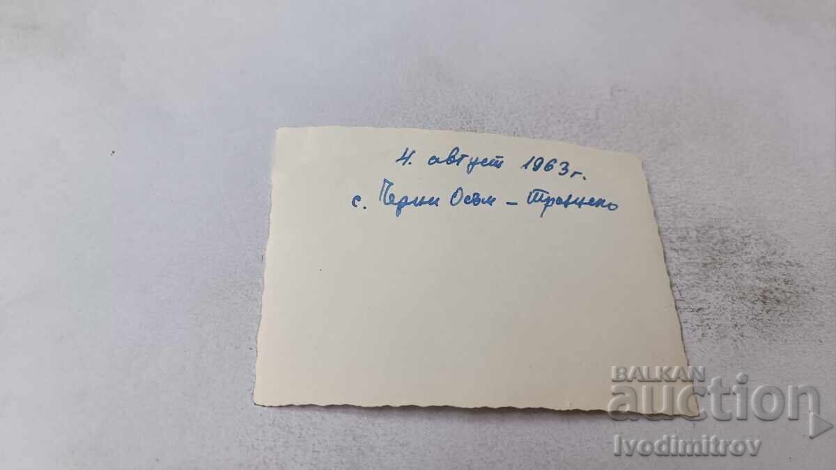 Снимка Черни осъм Мъже жени и деца на поляната 1963 с цена 1.45 лв. | € 0.74 Снимка Черни осъм Мъже жени и деца на поляната 1963 с цена 1.45 лв. | € 0.74