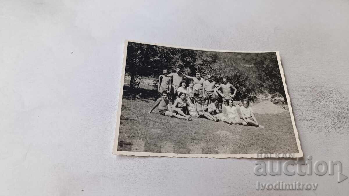 Снимка Черни осъм Мъже жени и деца на поляната 1963 Снимка Черни осъм Мъже жени и деца на поляната 1963