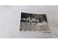 Снимка Черни осъм Мъже жени и деца на поляната 1963