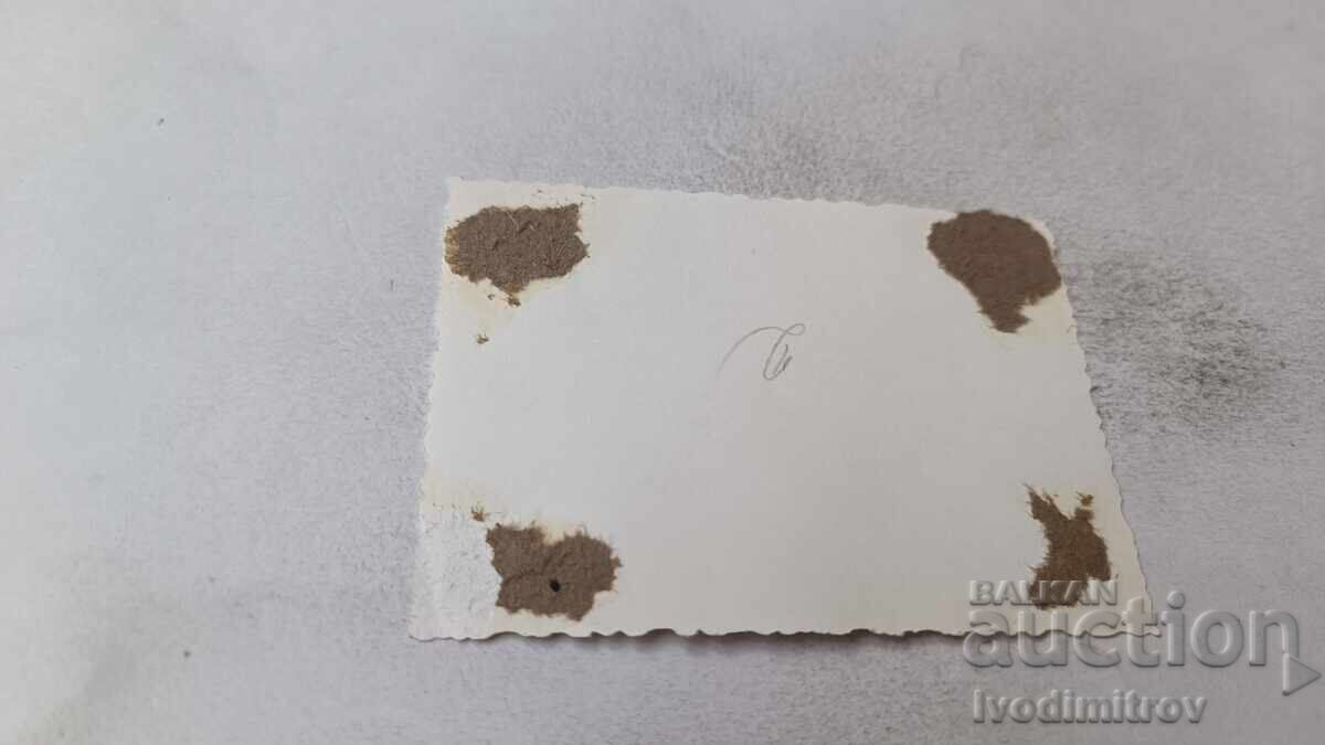 Φωτογραφία Νεαρή γυναίκα στην παραλία με τιμή 1.65 BGN | € 0.84