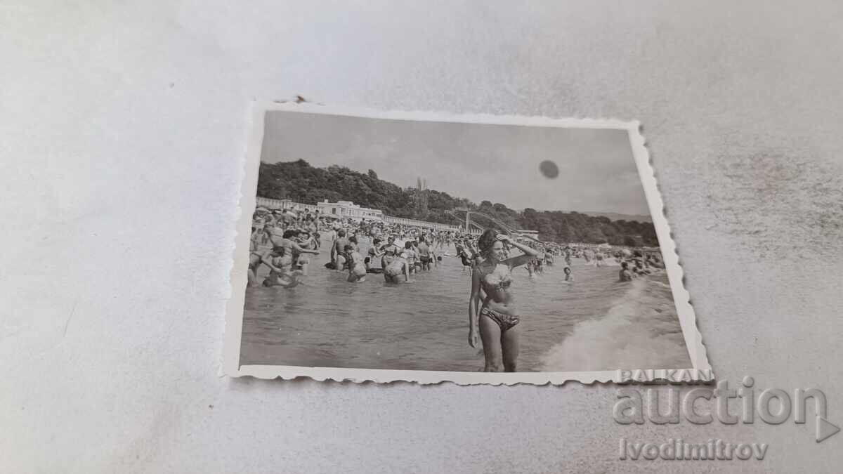 Φωτογραφία Νεαρή γυναίκα στην παραλία