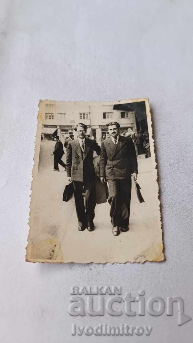 Снимка София Двама мъже с чанти на разходка