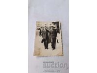 Снимка София Двама мъже с чанти на разходка