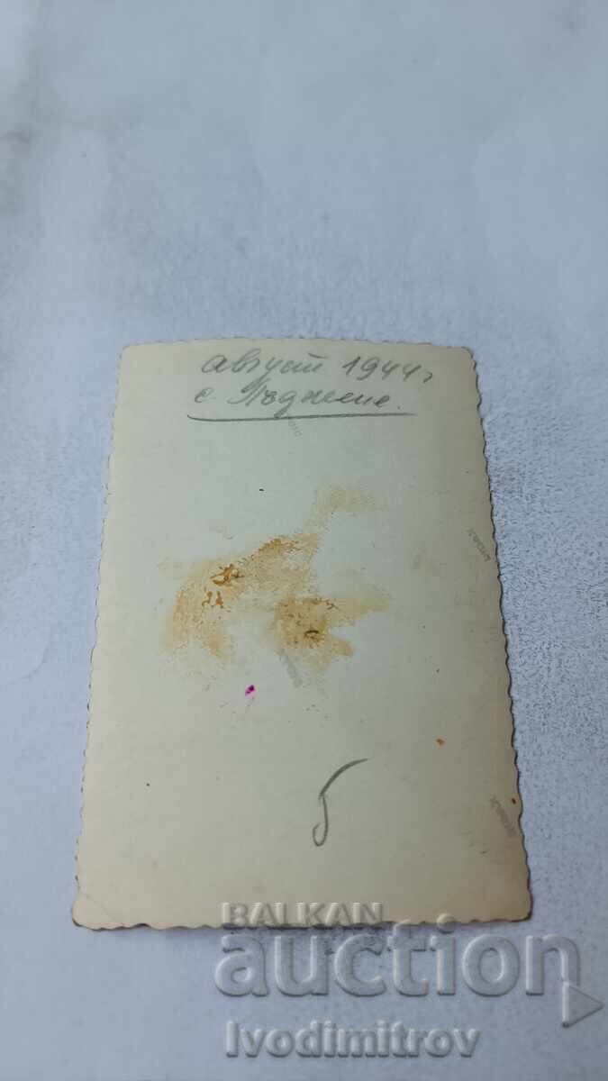 Φωτογραφία Λότζενε Δύο νεαρές γυναίκες στο πάρκο 1944 με τιμή 2.35 BGN | € 1.20