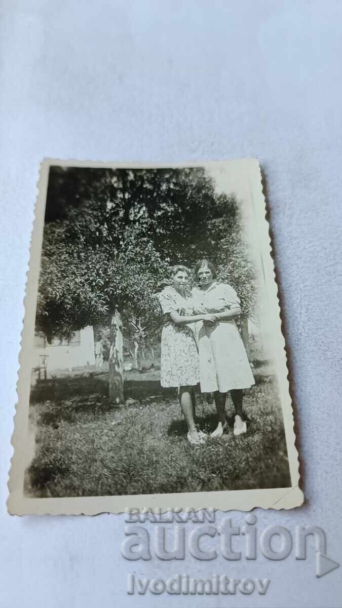 Φωτογραφία Λότζενε Δύο νεαρές γυναίκες στο πάρκο 1944