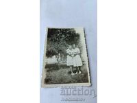 Снимка Лъджене Две млади жени в парка 1944