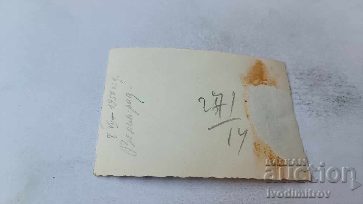 Snimka Velingrad Άνδρας και δύο νεαρές γυναίκες στην παραλία 1957 με τιμή 1.85 BGN | € 0.95