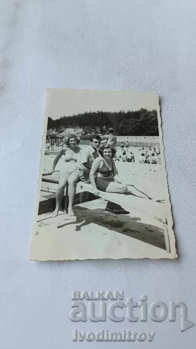 Snimka Velingrad Άνδρας και δύο νεαρές γυναίκες στην παραλία 1957