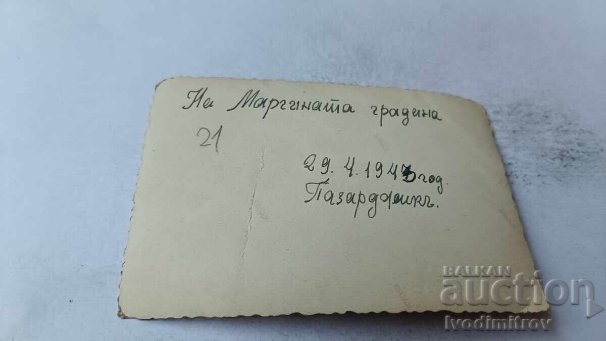 S-ka Pazardzhik Mladezhi i devoĭki v Μαργκίνατα gradina 1943 με τιμή 1.85 BGN | € 0.95