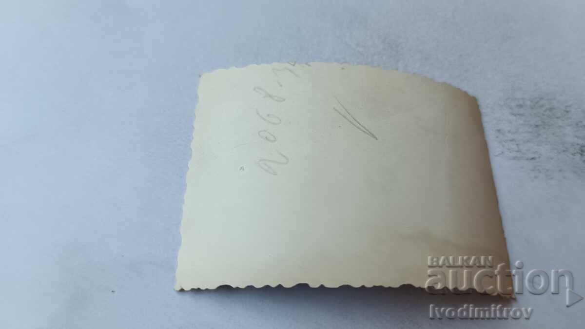 Φωτογραφία Νεαρός άνδρας και δύο νεαρά κορίτσια στην ακτή με τιμή 1.65 BGN | € 0.84