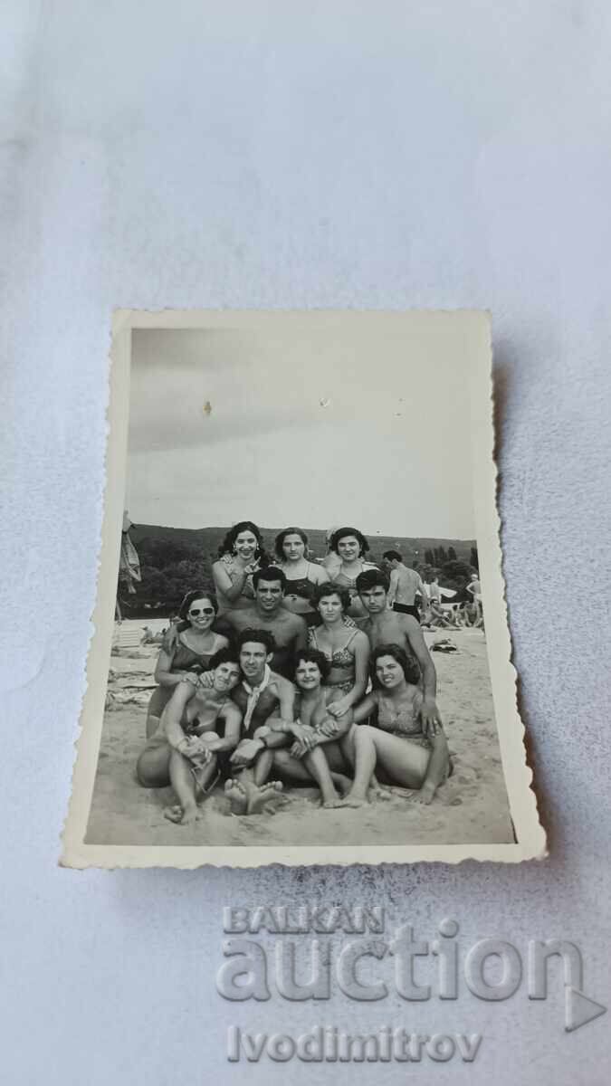 Φωτογραφία Νέων και Κοριτσιών στην Παραλία