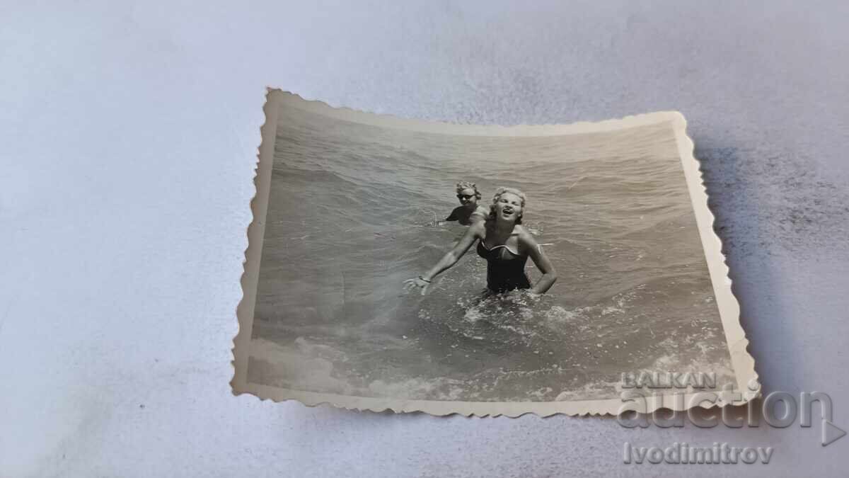 Fotografie Tânără în mare Fotografie Tânără în mare