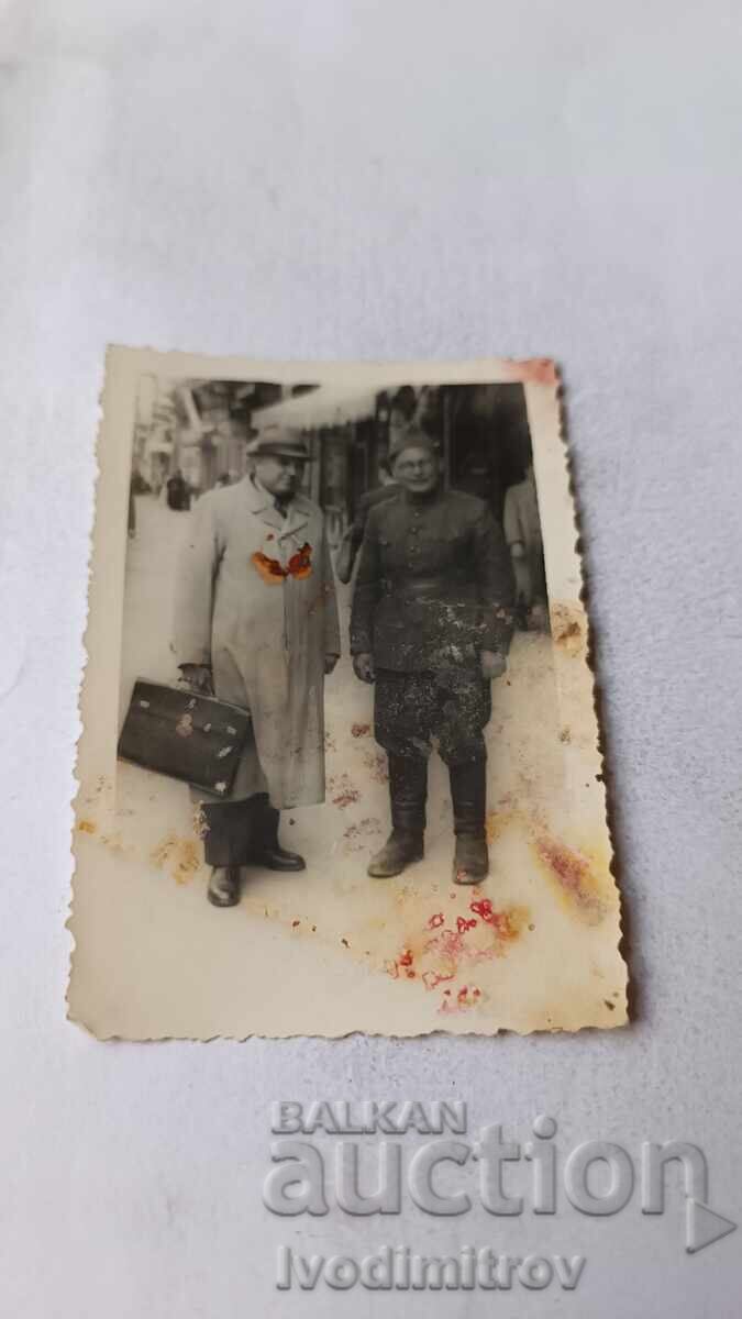 Φωτογραφία Σόφιας, Αξιωματικός και άνδρας στο πεζοδρόμιο Φωτογραφία Σόφιας, Αξιωματικός και άνδρας στο πεζοδρόμιο