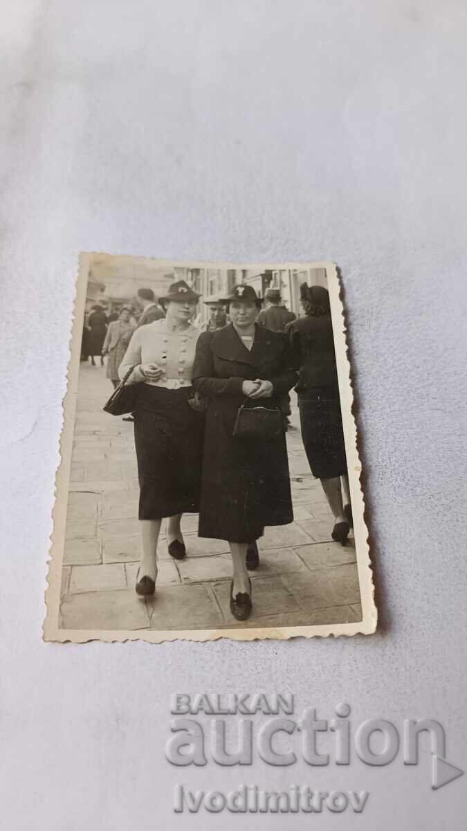 Photo Sofia Two women on a walk Photo Sofia Two women on a walk