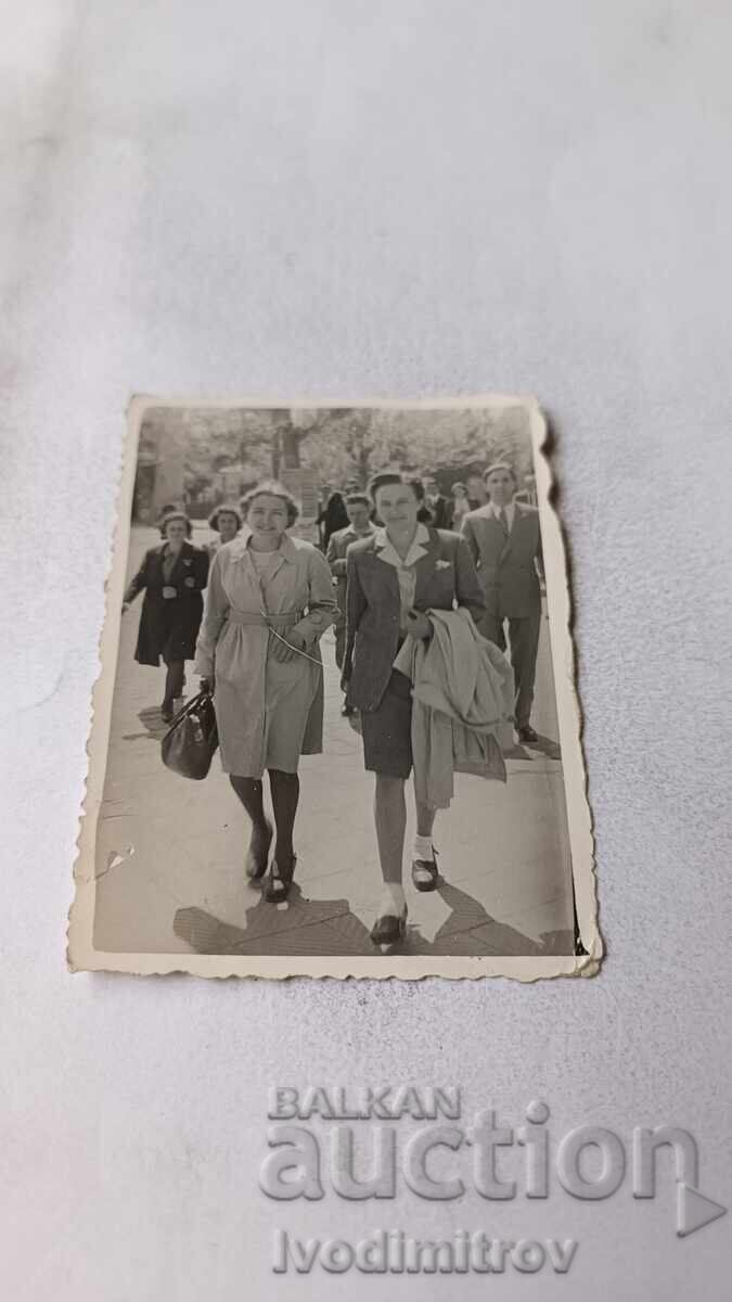 Photo Sofia Two women on a walk Photo Sofia Two women on a walk