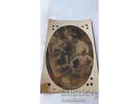 Φωτογραφία Τριών στρατιωτών και γελώντος νεαρού άνδρα