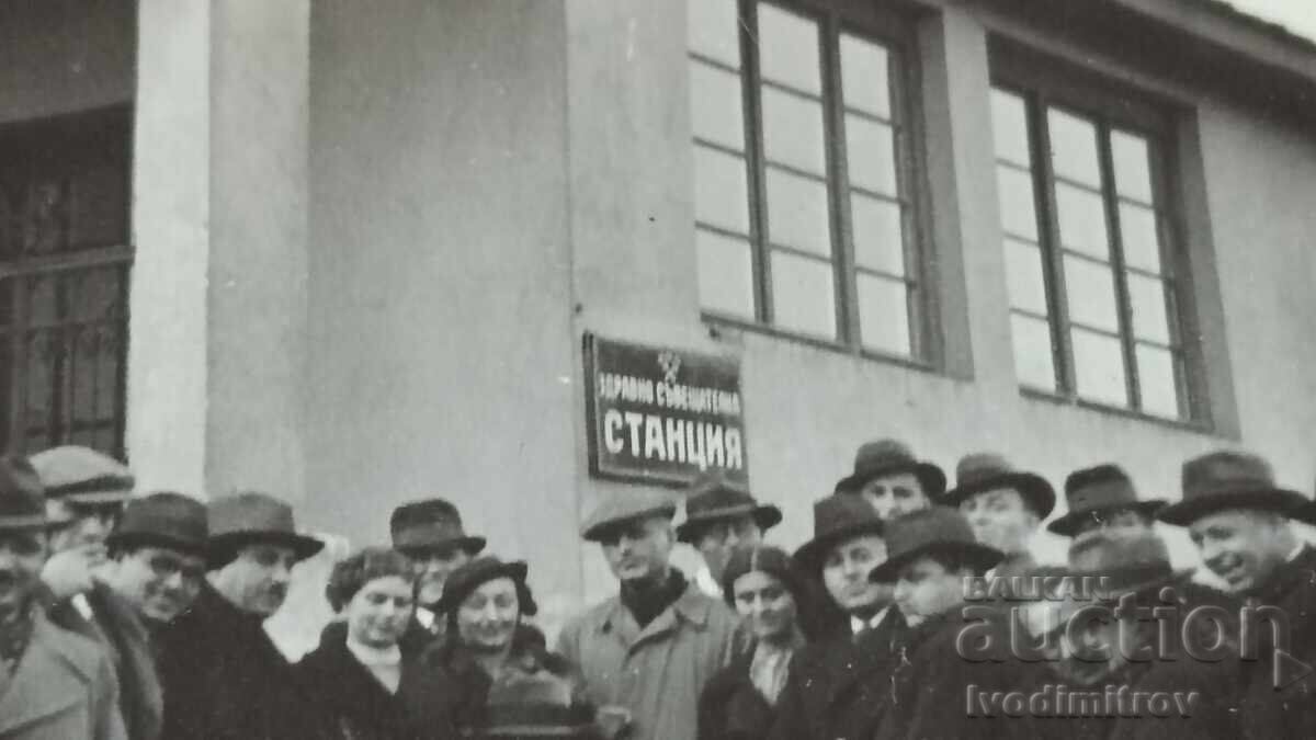 Снимка Мъже и жени пред Здравно съвещателна СТАНЦИЯ с цена 2.15 лв. | € 1.10