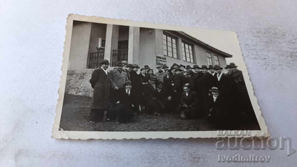 Снимка Мъже и жени пред Здравно съвещателна СТАНЦИЯ