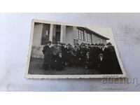 Снимка Мъже и жени пред Здравно съвещателна СТАНЦИЯ