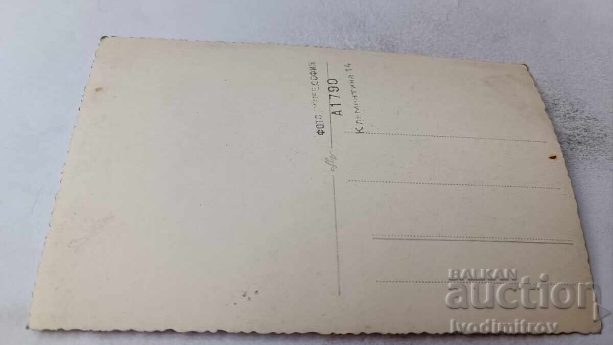 Φωτογραφία Σόφια Άνδρες και αγόρι μπροστά από διοικητικό κτίριο με τιμή 3.35 BGN | € 1.71