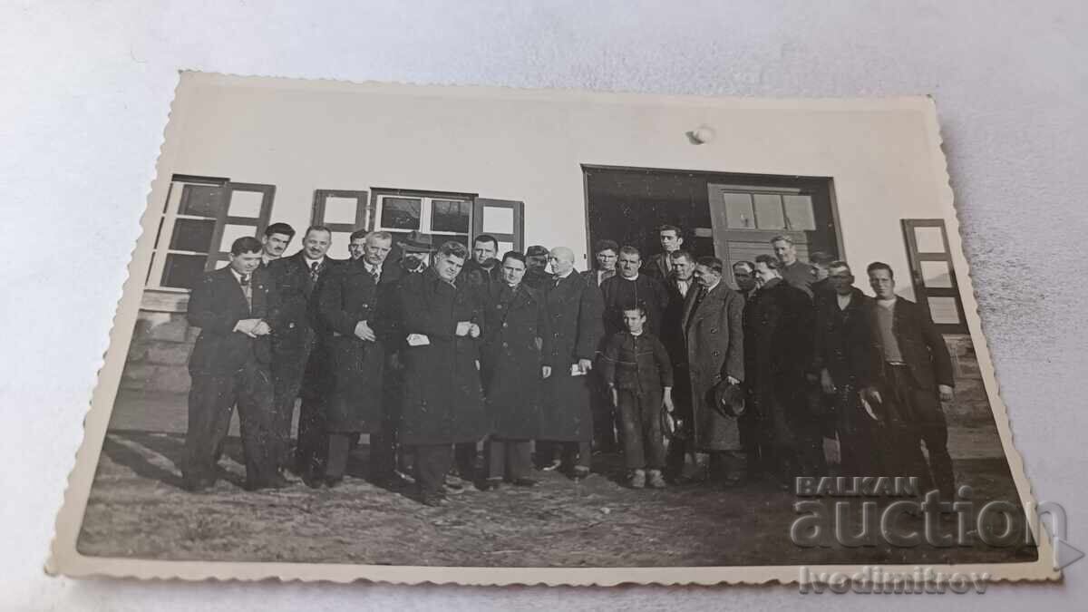 Φωτογραφία Σόφια Άνδρες και αγόρι μπροστά από διοικητικό κτίριο