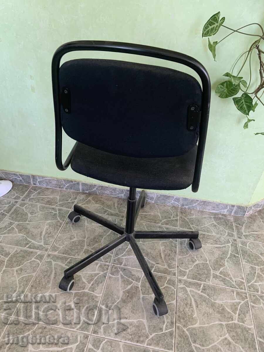 MASĂ ROTATIVĂ NEAGRĂ APROAPE NOUĂ cu preț € 55.28 | 108.12 BGN