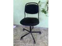 СТОЛ ВЪРТЯЩ СЕ ЧЕРЕН ЦВЯТ ПОЧТИ НОВ