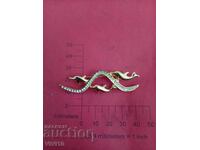 Старинна брошка с камъни