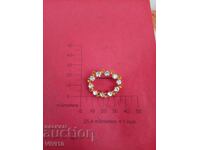 Старинна брошка с камъни