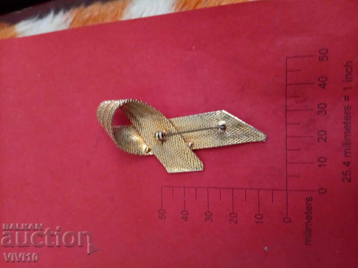 Broșă veche metal cu preț € 10.00 | 19.56 BGN