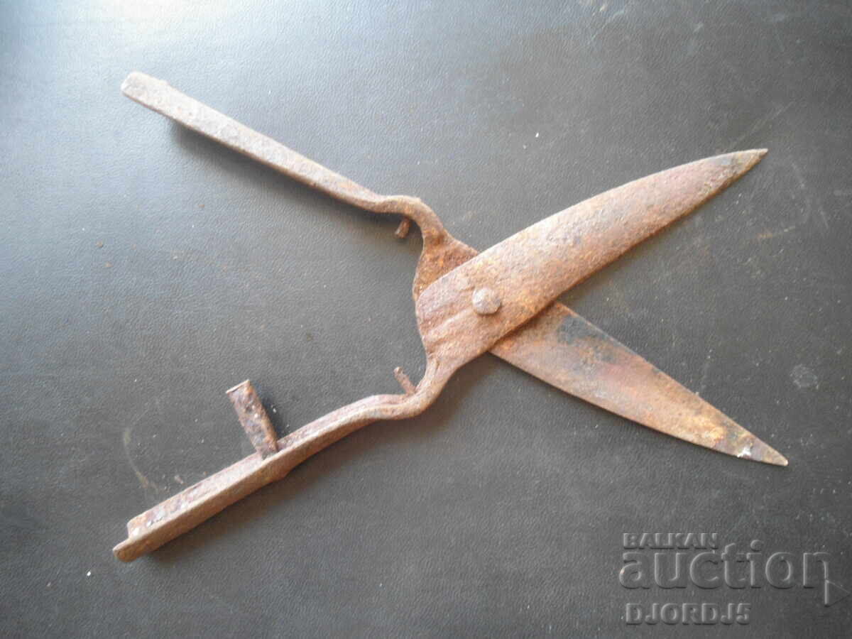 Foarfece vechi forjate cu preț 3.00 BGN | € 1.53 Foarfece vechi forjate cu preț 3.00 BGN | € 1.53