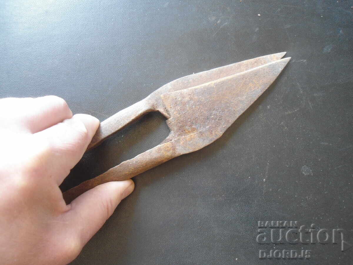 Foarfece vechi forjate cu preț 3.00 BGN | € 1.53 Foarfece vechi forjate cu preț 3.00 BGN | € 1.53