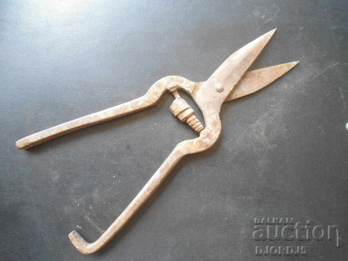 Foarfece vechi forjate cu preț 4.00 BGN | € 2.05 Foarfece vechi forjate cu preț 4.00 BGN | € 2.05