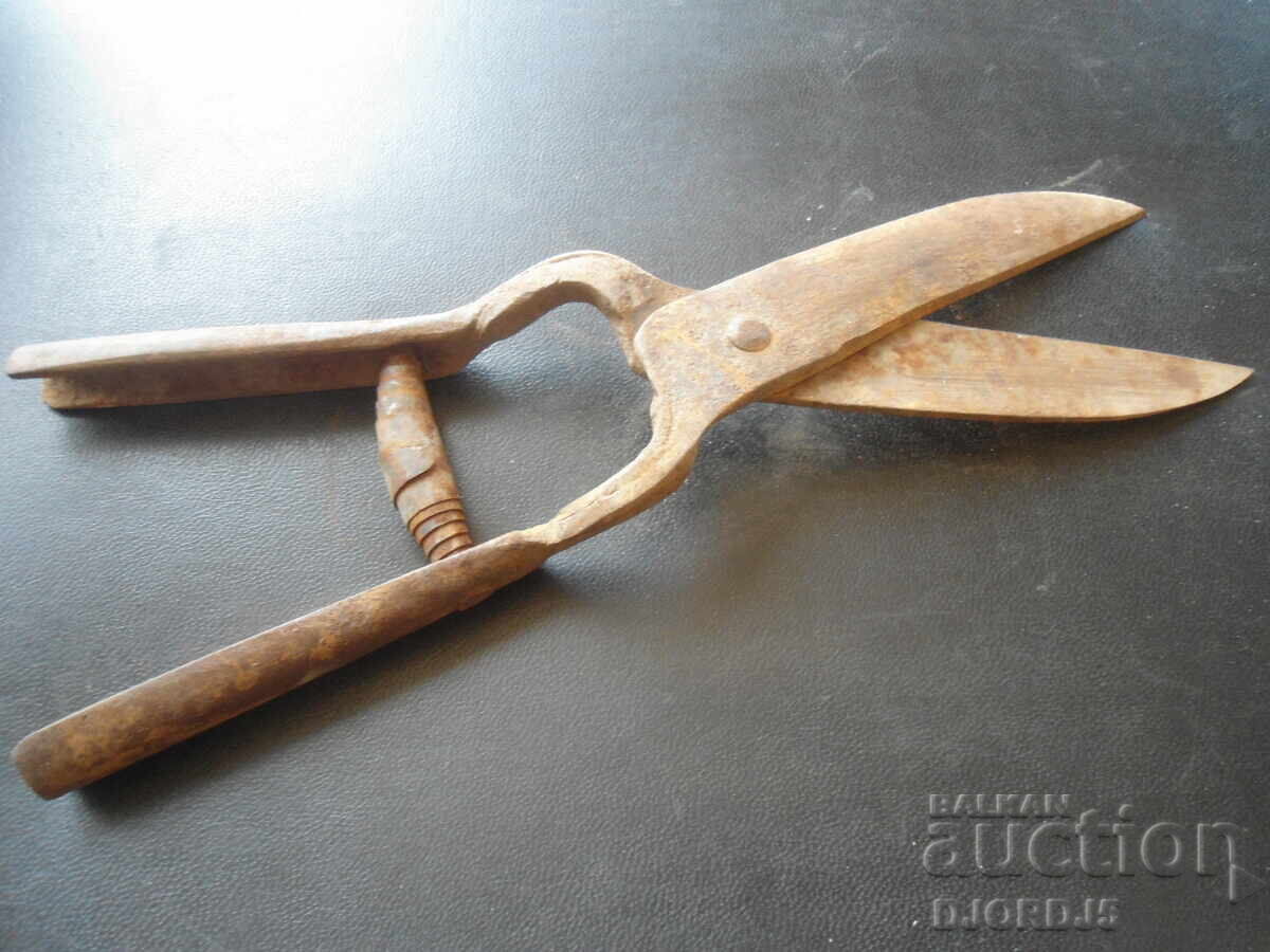 Foarfece vechi forjate cu preț 7.00 BGN | € 3.58 Foarfece vechi forjate cu preț 7.00 BGN | € 3.58