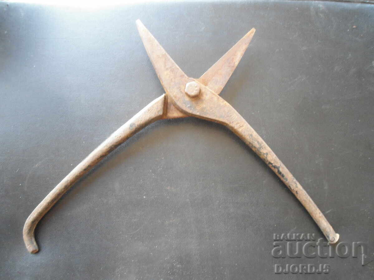 Foarfece vechi forjate cu preț 6.00 BGN | € 3.07 Foarfece vechi forjate cu preț 6.00 BGN | € 3.07