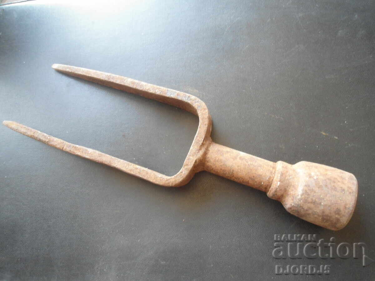 Ένα παλιό αμόνι με τιμή 9.00 BGN | € 4.60