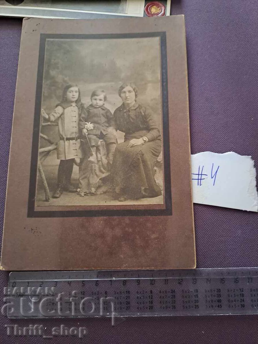 Стара снимка - картон - Майка с деца Стара снимка - картон - Майка с деца