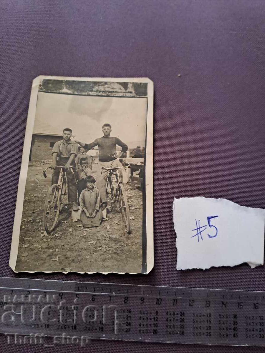 Fotografie veche - băieți cu biciclete Fotografie veche - băieți cu biciclete