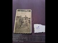 Παλιά φωτογραφία - αγόρια με ποδήλατα