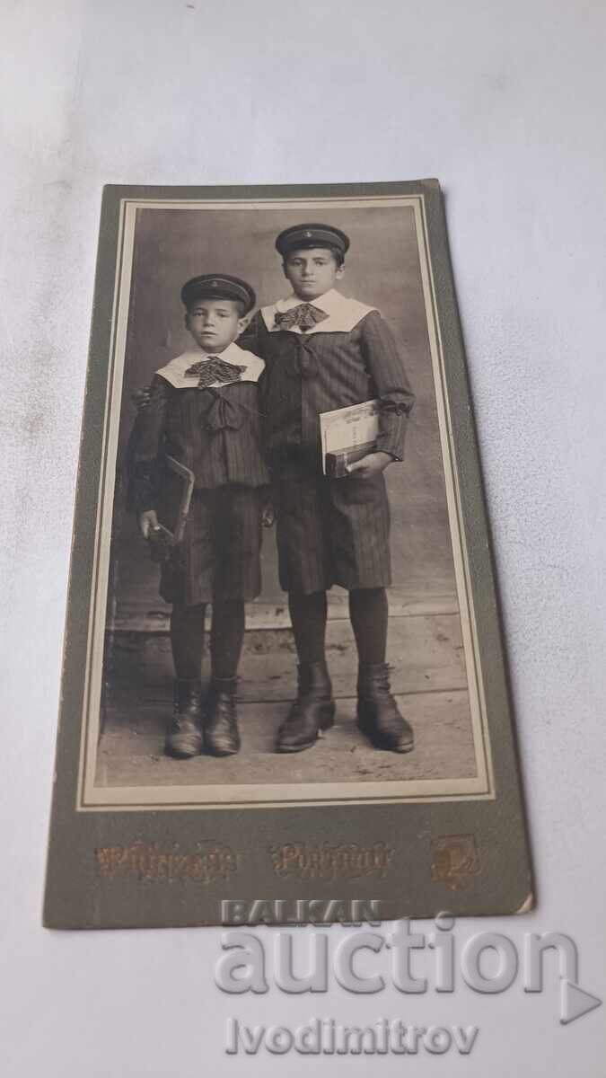 Φωτογραφία Δύο αγοριών με σχολικές στολές Χαρτόνι