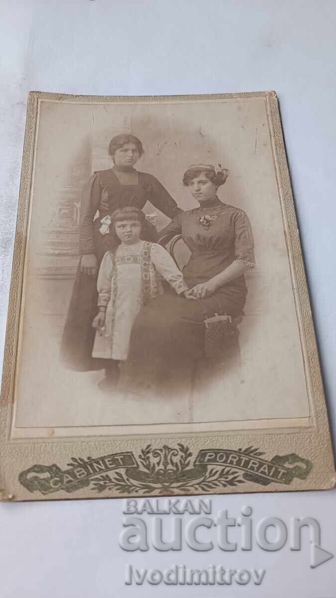 Photograph. Three young girls. 1913. Cardboard
