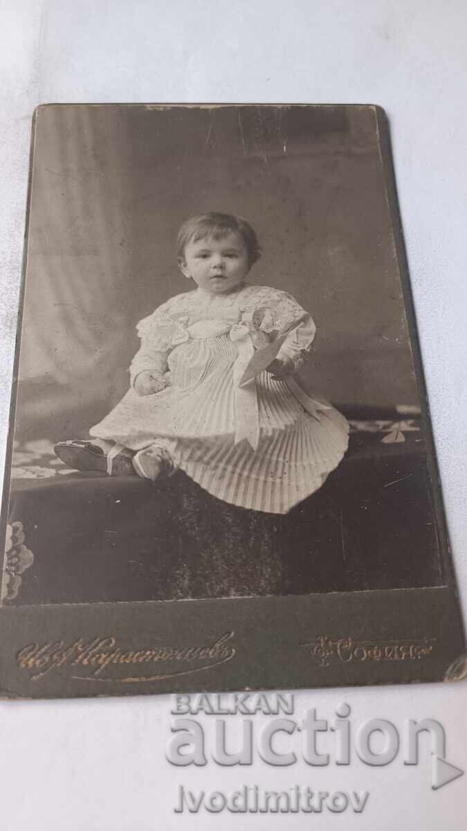 Φωτογραφία Μικρό κορίτσι από χαρτόνι