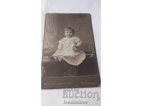 Φωτογραφία Μικρό κορίτσι από χαρτόνι