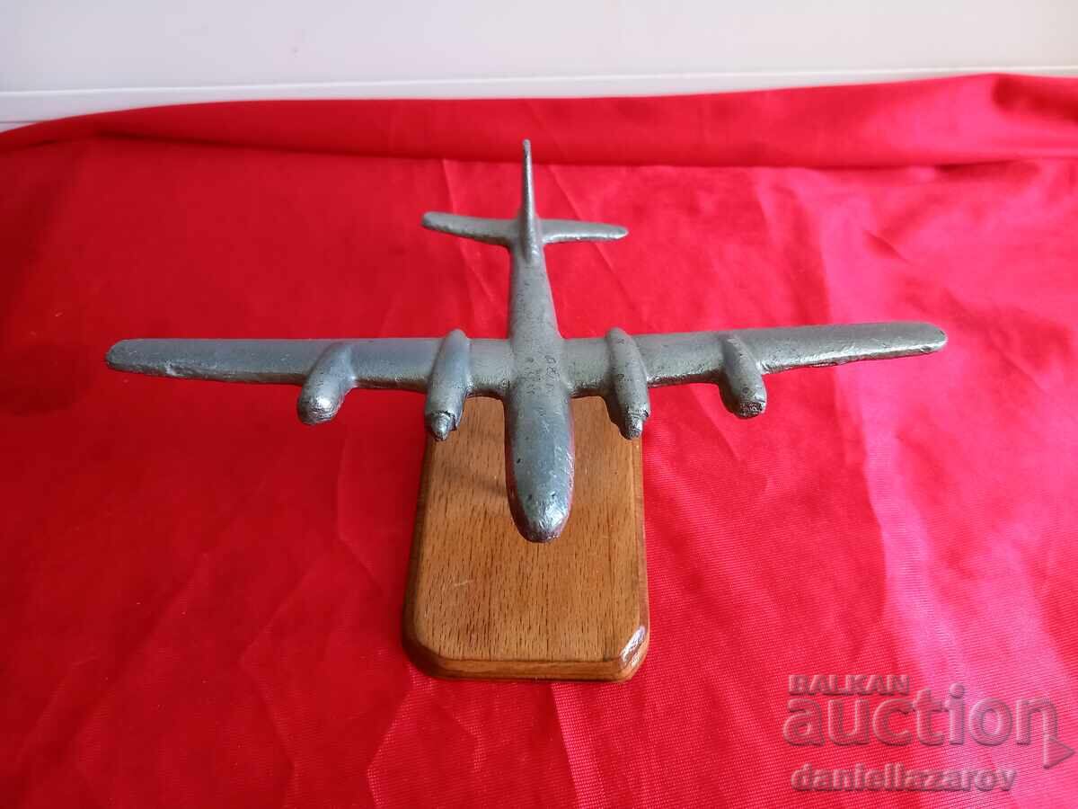 Statuetă Avion Militar Bombardier B29 cu preț 55.00 BGN | € 28.12 Statuetă Avion Militar Bombardier B29 cu preț 55.00 BGN | € 28.12