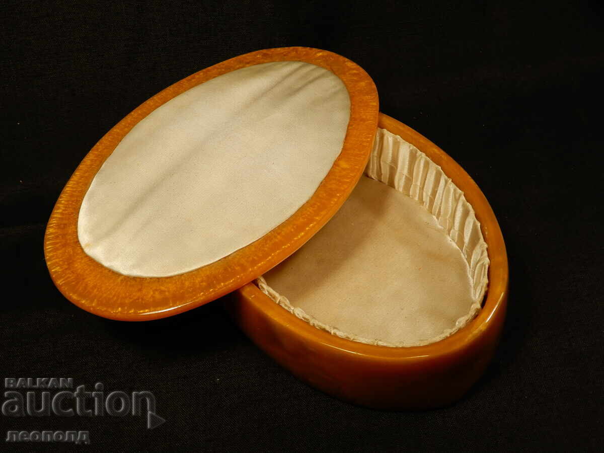 Аукцион СТАРА РЕТРО СОЦ КУТИЯ ЗА БИЖУТА КАТАЛИН