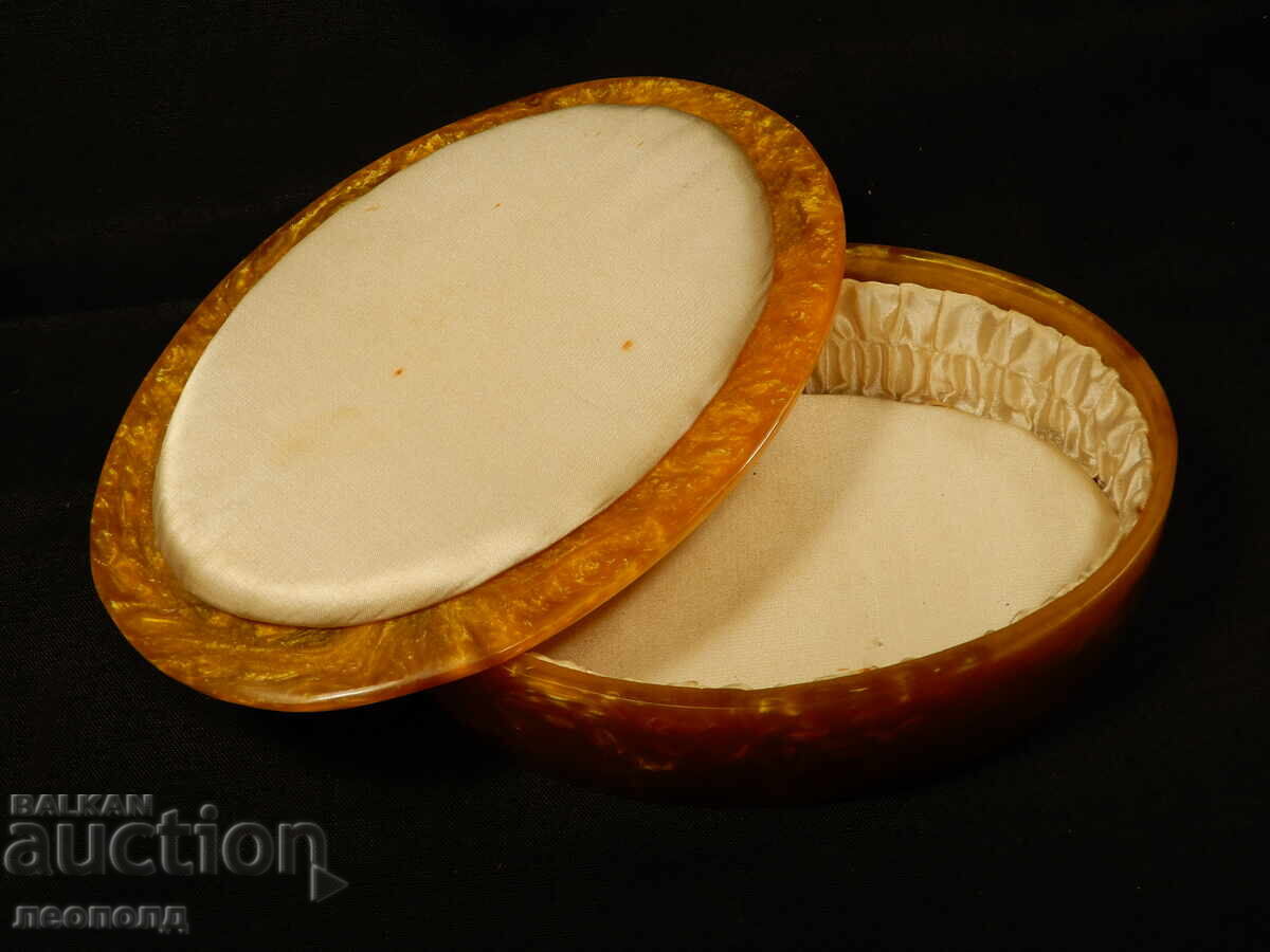 Delivery of OLD RETRO SOCIALIST JEWELRY BOX KATALIN Delivery of OLD RETRO SOCIALIST JEWELRY BOX KATALIN