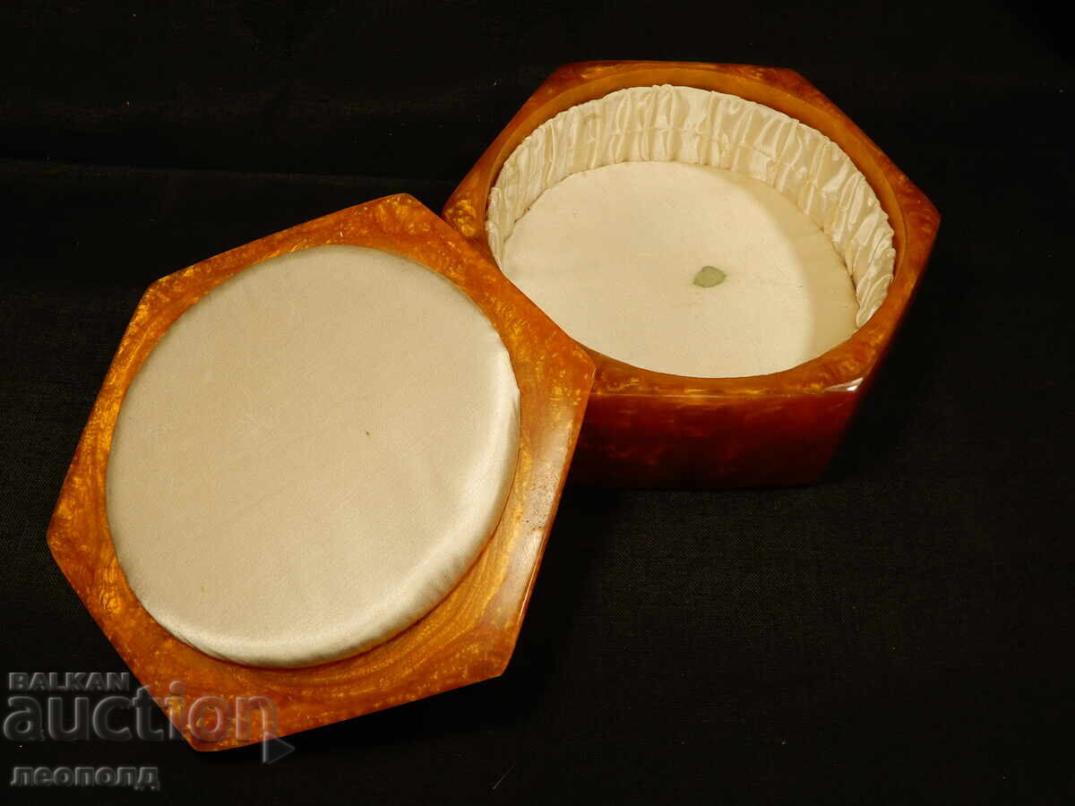 Delivery of OLD RETRO SOCIALIST JEWELRY BOX KATALIN Delivery of OLD RETRO SOCIALIST JEWELRY BOX KATALIN