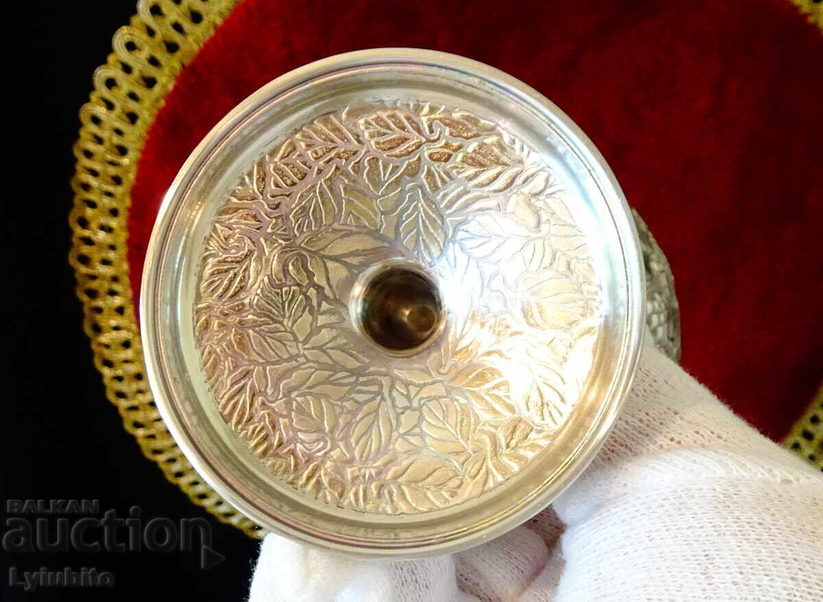 Παράδοση Ασημένιο χάλκινο ποτήρι κρασιού, κανάτα, αμπέλια, σταφύλια