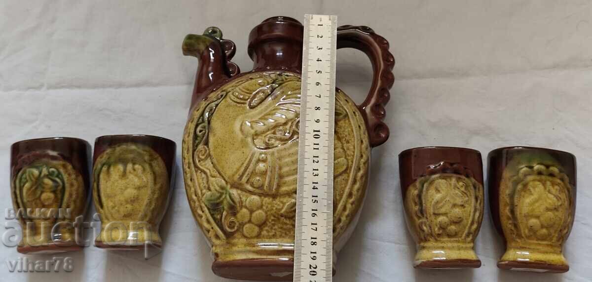 Δημοπρασία Κεραμική κανάτα με τέσσερα ποτήρια κρασιού Δημοπρασία Κεραμική κανάτα με τέσσερα ποτήρια κρασιού