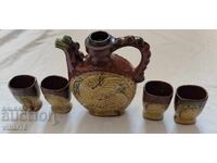 Ceramică-ulcior cu patru pahare de vin